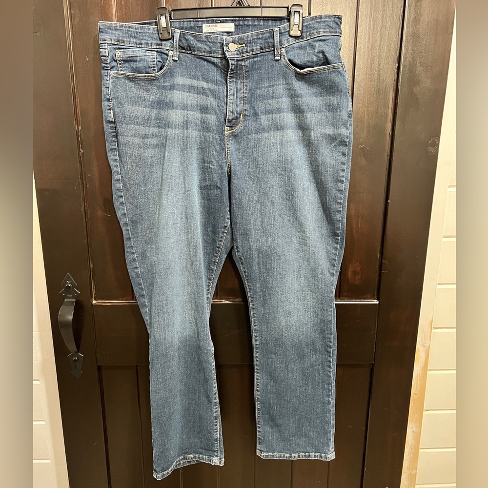 Signature Gold by Levi Strauss Mid-Rise Straight Blue Jeans